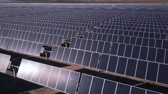 在巨大的发电站的一排排太阳能电池板-无人机拍摄