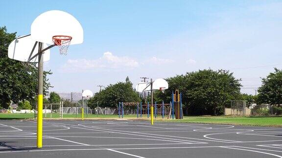 空的学校操场、篮球场和休息区