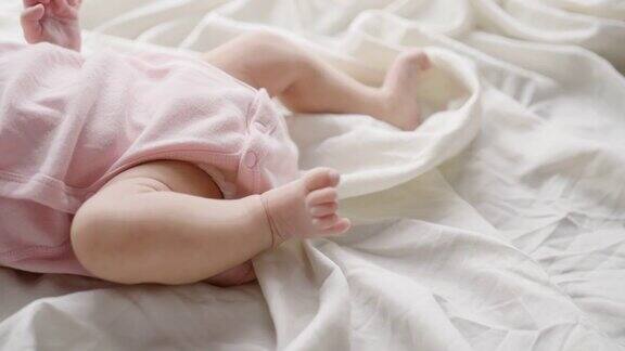 可爱的婴儿躺在靠近窗户的垫子上睡觉