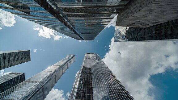 摩天大楼和天空的低角度视图