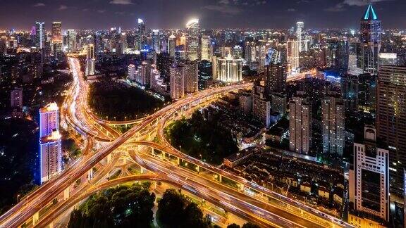 ZO照亮高架道路和繁忙的交通夜晚上海中国