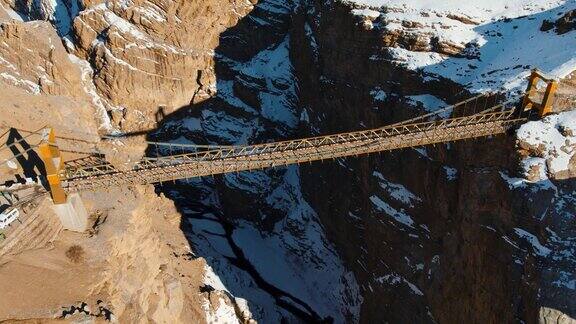 连接印度斯皮提山谷的Kibber和Chicham村庄的Chicham桥的4K鸟瞰图亚洲最高的吊桥冬季奇查姆桥壮观的高空鸟瞰图