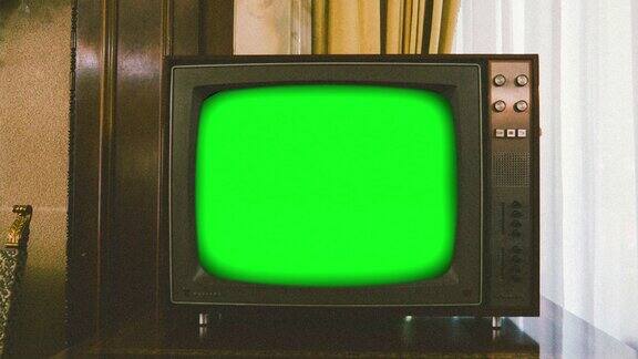 特写的复古电视与色度键屏幕