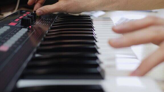 音乐家演奏键盘合成器钢琴键