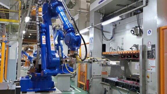 机器人手臂与熨烫机在工厂工作4k分辨率
