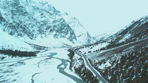 4K鸟瞰雪山与道路印度喜马偕尔邦新库拉山口的公路冬天积雪覆盖的山脉