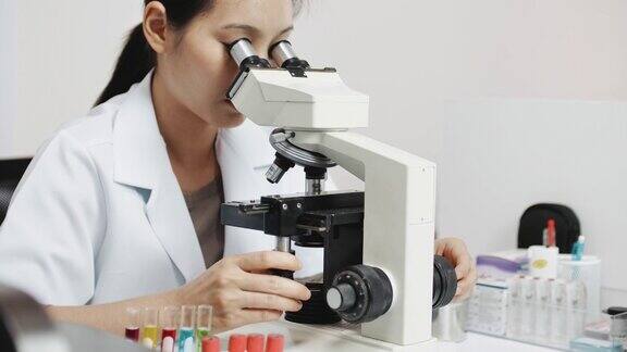正在研究光学显微镜的科学家