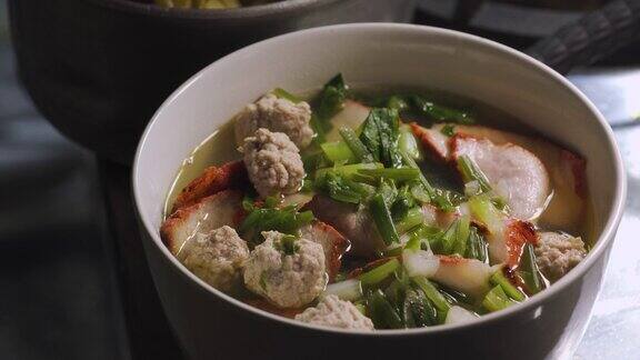 吃完一碗满是配料的面条白菜红猪肉猪肉和饺子面条