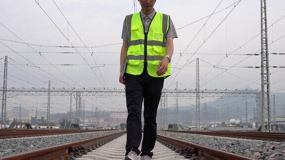 年轻的铁路工人正在检查铁轨