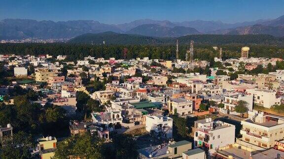 印度北阿坎德邦一个小型发展中城市德拉敦的鸟瞰图印度房屋的屋顶