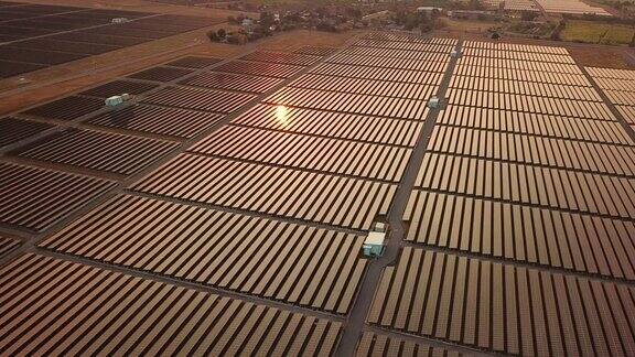 空中拍摄的太阳能电池板农场与阳光替代能源