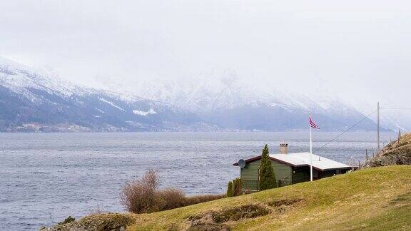 挪威峡湾边的一所偏僻的房子