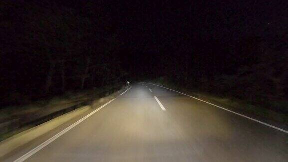 驾车穿过午夜的森林路