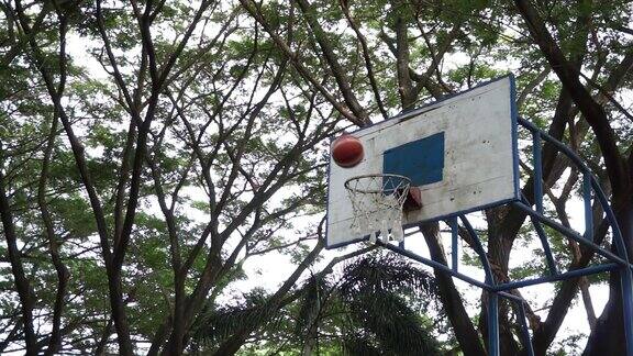 篮球投进篮筐成功的篮球投掷篮球击中篮筐