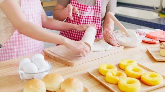 妈妈和女儿在做面包