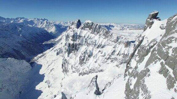 冬季运动如滑雪和滑雪板的冬季度假村景观鸟瞰图