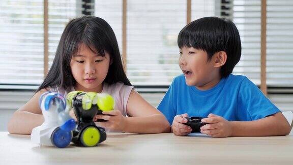 男孩和女孩在家里用电脑构建和编程建造一个机器人作为学校的科学项目她对自己的工作很满意教育孩子技术科学概念的人
