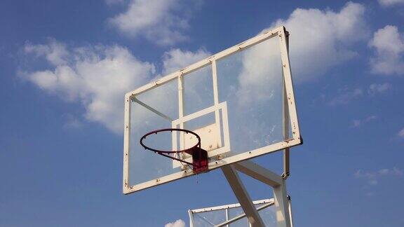 在时光的流逝中篮球笼衬着美丽的云朵飘动
