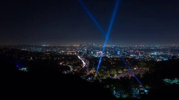 洛杉矶和好莱坞碗灯光光束夜晚时光流逝