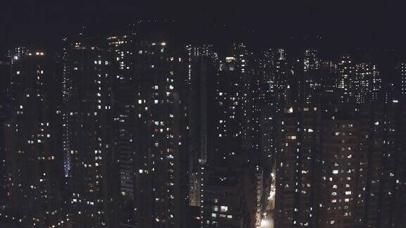 香港城市夜间的无人机图