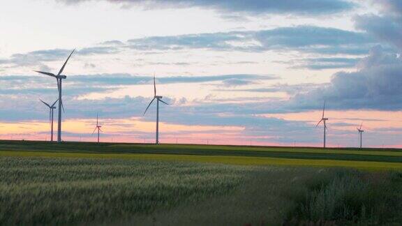 剪影风力涡轮机农场在日落