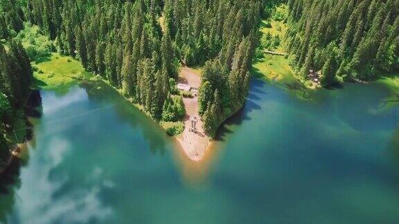 从空中飞过美丽的湖泊和山脉