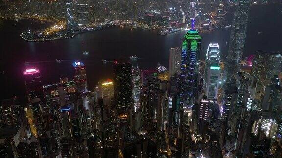 提高鸟瞰图香港摩天大楼和城市景观在夜间时间