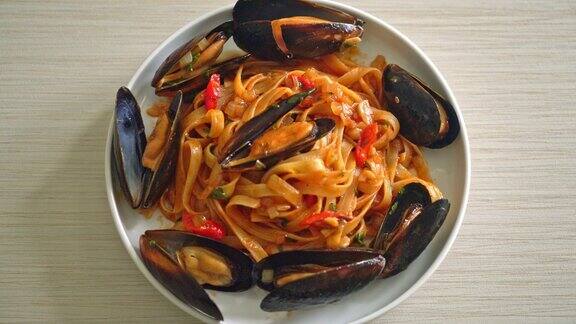 意大利通心粉配贻贝或蛤蜊和番茄酱-意大利菜风格