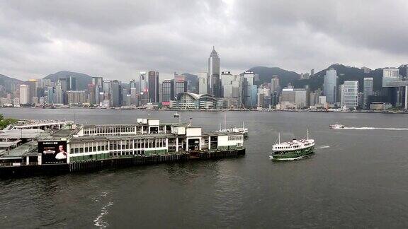 繁忙的航运和香港维多利亚港的现代建筑实时