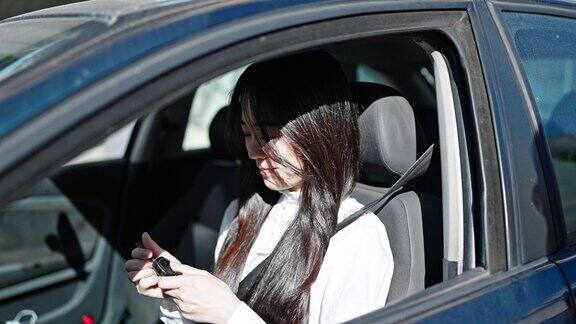 年轻的中国妇女微笑着自信地拿着新车的钥匙在街上