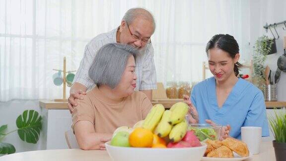 护理护士为有丈夫的老年女病人提供食物