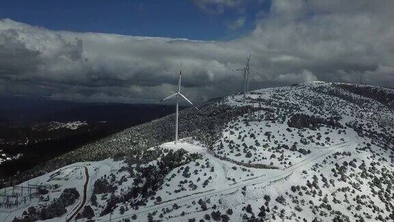 在雪山顶上的风力涡轮机