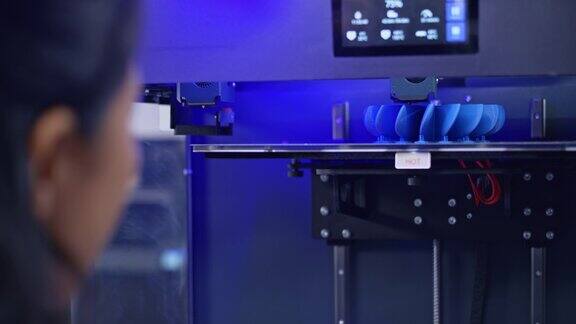 亚洲女工程师俯瞰3D打印机内模型的建造过程