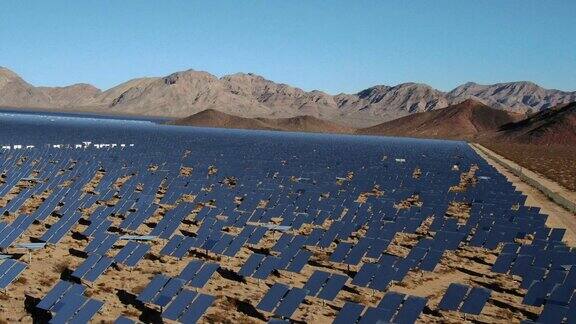 鸟瞰图的一个大型太阳能农场在加利福尼亚