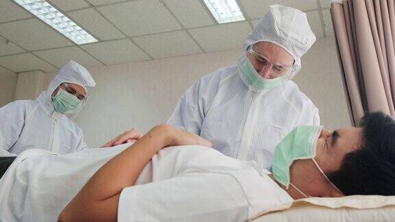 冠状病毒感染的患者躺在担架上由身着防护服、戴面罩的急救医生进行救治以防止冠状病毒大流行病人干咳