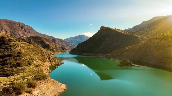 西班牙安达卢西亚内华达山脉Canales水库鸟瞰图
