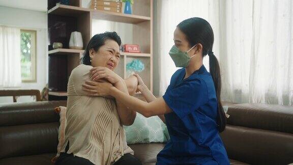 亚洲妇女做物理治疗师在家里的治疗师医生的支持