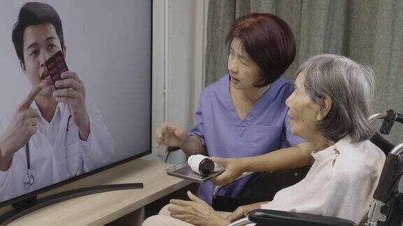 老年妇女会见网上医生咨询健康