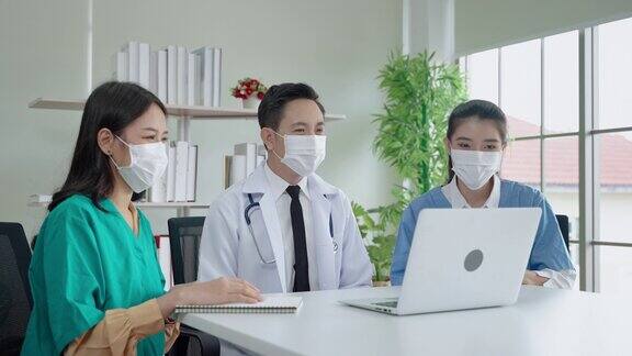 一组亚洲医生正在网上咨询病人