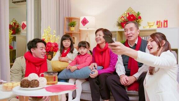 春节家庭聚会一家人看电视