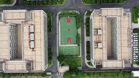城市篮球场的俯拍照片