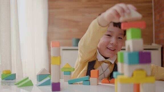 小男孩玩积木玩得很开心
