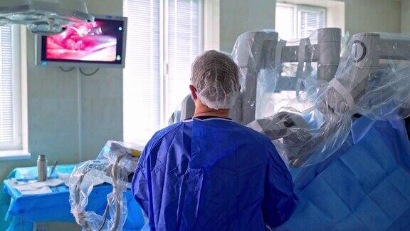 医生控制机器人手术监视器显示医疗程序涉及机器人的医疗操作达·芬奇微创机器人手术