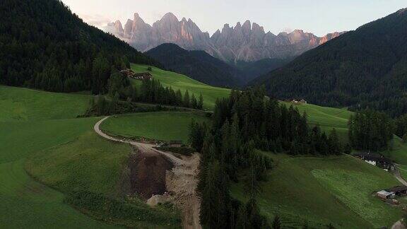 无人机视频圣玛达莱娜圣马达莱娜瓦尔迪富内斯在Dolomites意大利阿尔卑斯山与Furchetta峰的背景