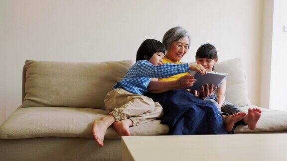 祖母在台湾的一个家庭给孩子们读书