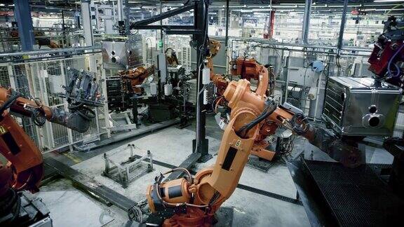 CS男工程师监督工厂中工业机器人的工作过程