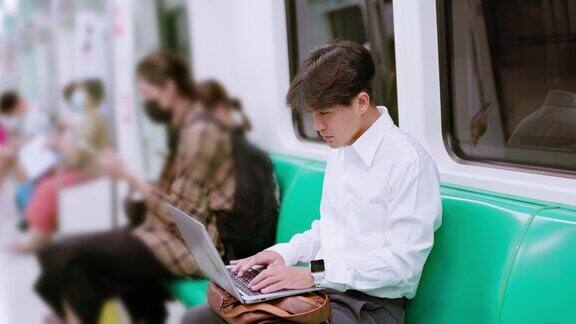 人们在捷运上使用笔记本电脑