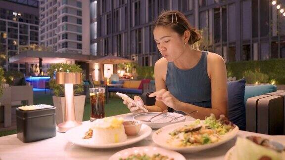 女性晚餐享受泰国美食..