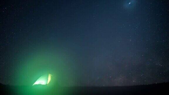 银河的时间流逝和星星与银河在天空的夜晚时间与帐篷露营在山上