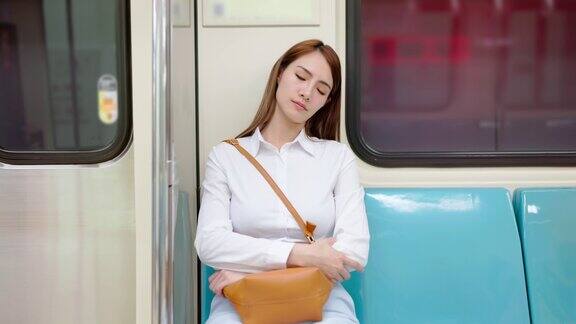 女人在地铁车厢里睡觉
